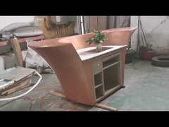 青銅色の抽象彫刻は取付けられていた